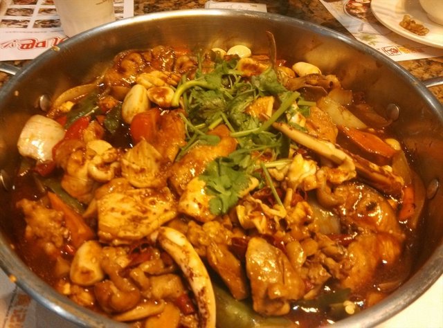 有鱿鱼，鸡中翅，鸡肉，鲶鱼。好吃