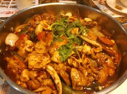 有鱿鱼，鸡中翅，鸡肉，鲶鱼。好吃