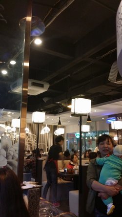 周末聚餐人很多