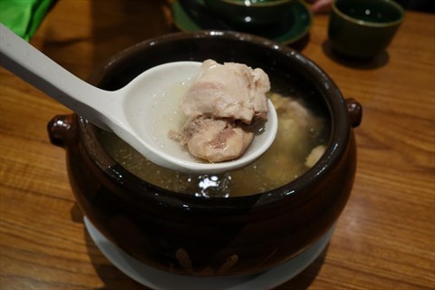 彩云南 食评 彩云南 @汽锅鸡,锅子不大,但是勺子很大,所以舀汤舀起来