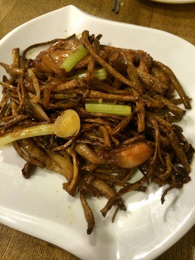 茶树菇炒猪颈肉