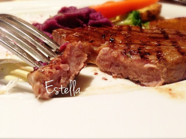 扒澳洲西冷配串红番茄、露丝玛丽新薯、砵酒汁