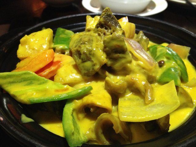 牛腩很多，连辣椒、土豆做在一起，份量很足，咖喱味香浓。