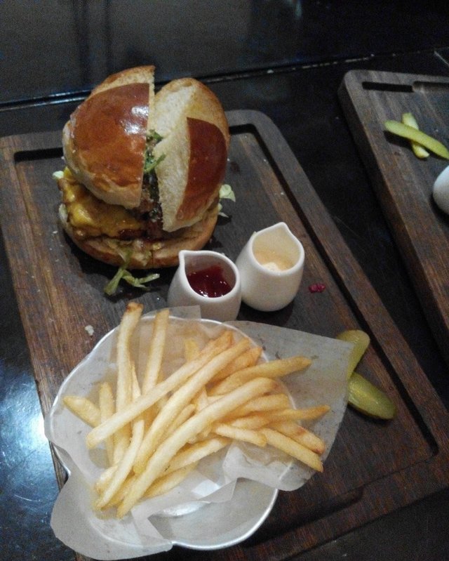 果木烤牛扒汉堡