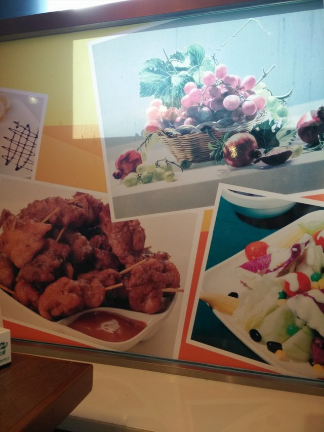 墙上的画片-很丰富