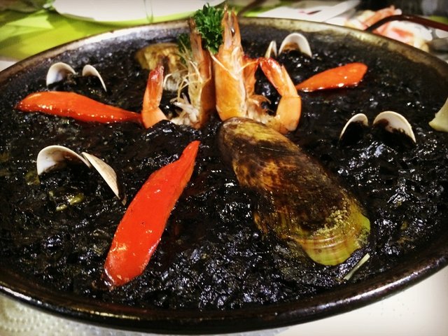 西班牙墨鱼汁海鲜饭