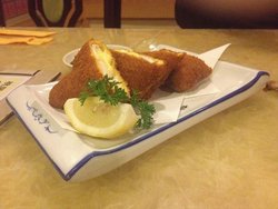 炸鸡肉奶酪卷