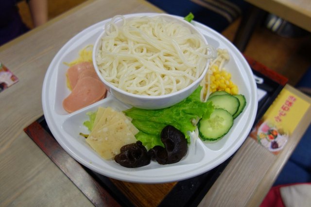 黄金酸汤招牌过桥米线