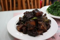 个红烧肉半肥瘦，好易入口。个汁好浓但唔系好咸。