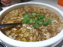 我妈一定要吃个汤羹，就点了这个，味道寡淡，食之无味，幸好价格不贵。
