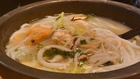 荟萃海鲜过桥米线 - 东城区 的蒙自源过桥米线)