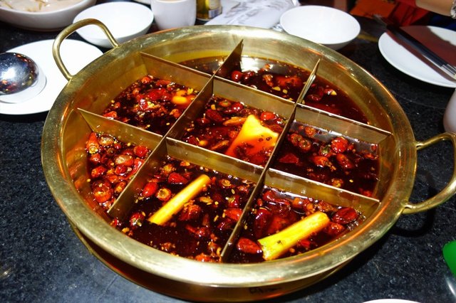 九宫格麻辣火锅