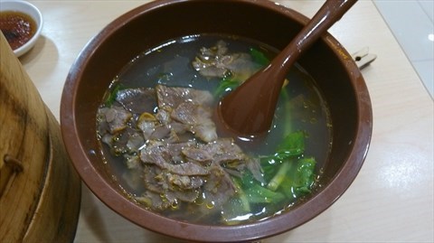 牛肉湯,裡面的牛肉片還算比較多的,湯比較的鮮. 小餛飩,4元一碗,味道