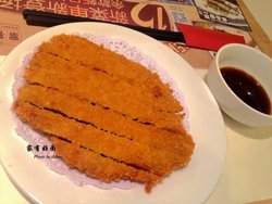 炸猪排色面看着不错，金黄的，热乎乎，配上一碟辣酱油，赞！