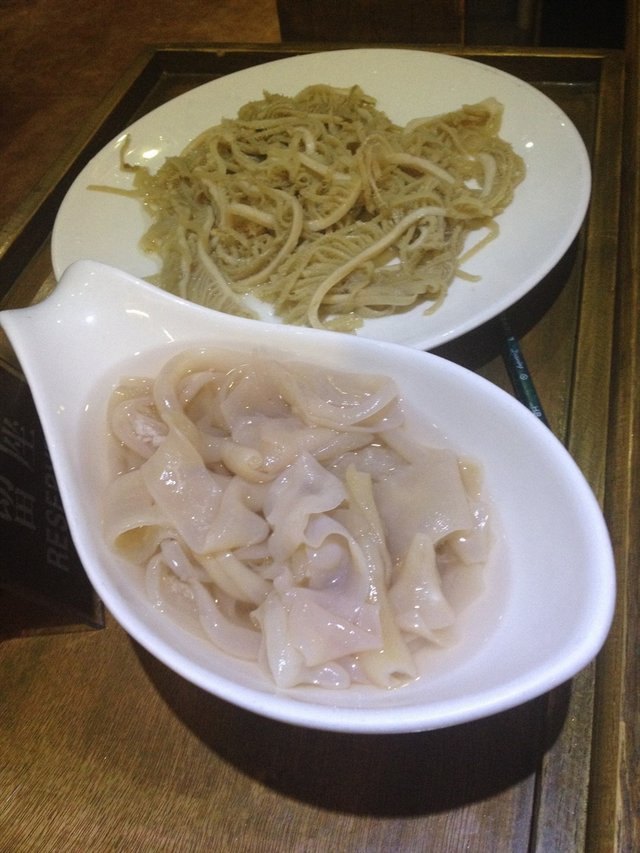 最赞的就是这鸭肠和毛肚了，先生说火锅就必点这两样，我是第一次吃，口感很好，细嫩爽滑，好吃。