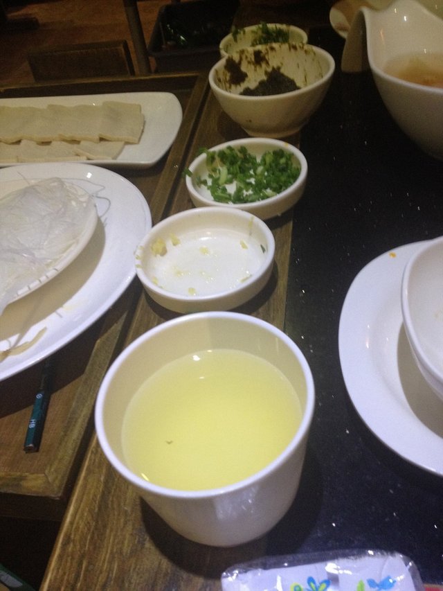 调料要自己买，尤其是茶油，给一瓶重庆空运的茶油，价格还可以吧。