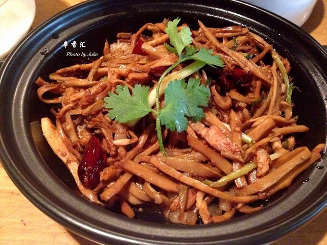 实物比菜单上的照片逊色不少，笋不够鲜嫩。
