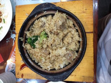 拌好的排骨煲仔饭