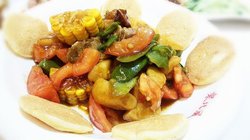 有土豆、扁豆、南瓜、玉米、番茄、排骨肉、小饼， 味道类似于地三鲜， 但是没有酱味、