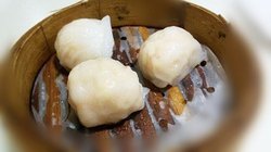 其实蛮大个头的， 是我拍照的问题显得小， 皮不但薄而且虾仁很Q弹。