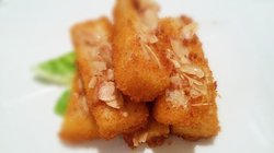 女生总是爱甜点的嘛， 也是要趁热吃的， 奶香味十足， 咬开并没有腻人的味道， 内里绵绵的有点黏牙的感觉、