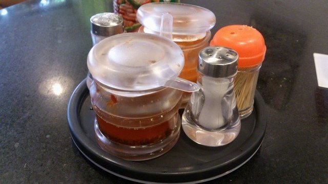 调味料品种丰富，胡椒粉与盐都有。