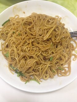 很好吃的葱油拌面，面条是先拉的面，很新鲜。