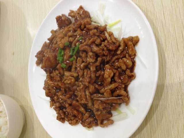 京酱肉丝量足，大葱味道很正宗。