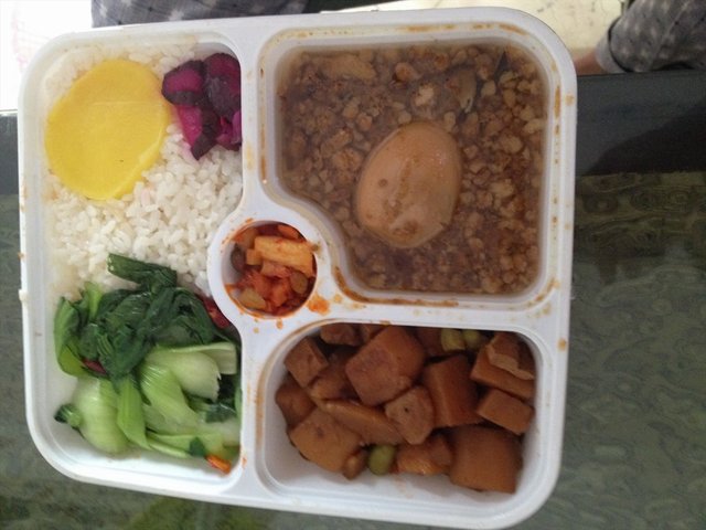 套餐还有青菜送，还有半个卤蛋，不错。