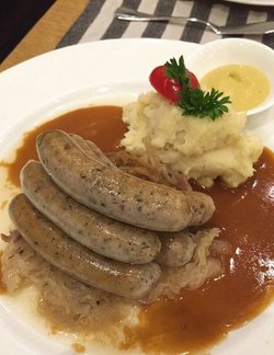 纽伦堡香肠配酸菜土豆泥
