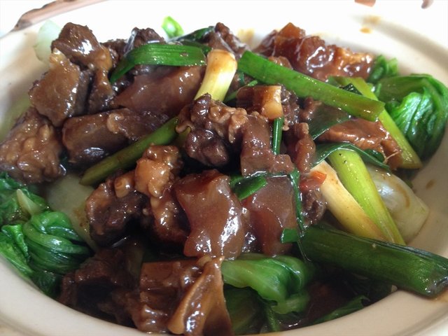 菜远红烧牛筋腩