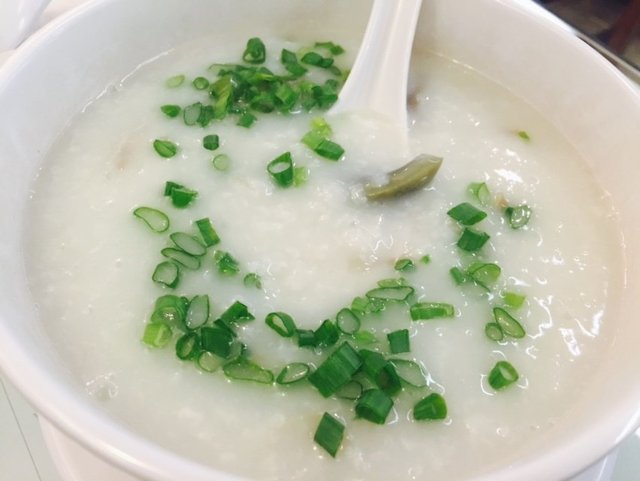 三个人分,份量十足,已经撑到不行了,只吃了一小碗,