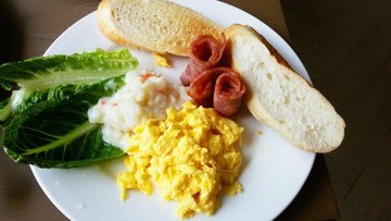 每日面包 培根 鸡蛋 土豆沙拉