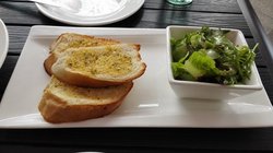 蒜蓉牛油烤面包配蔬菜