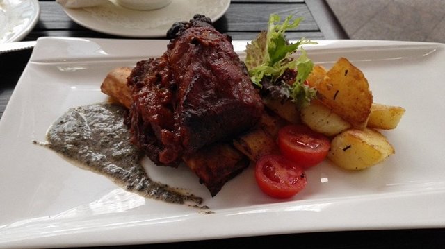 厚切牛肋骨肉配黑松露酱