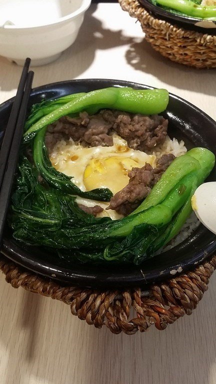 窝蛋牛肉饭