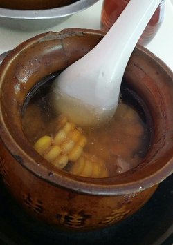 玉米排骨瓦罐汤