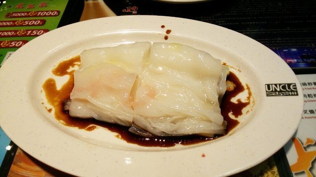 虾仁不对，肠粉蛮黏的~淋上醋味道也算过得去~