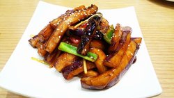 本身大爱茄子，自己总是烧不出感觉，这里的茄子很不错，酥软但是不烂，很入味。酸酸甜甜微辣