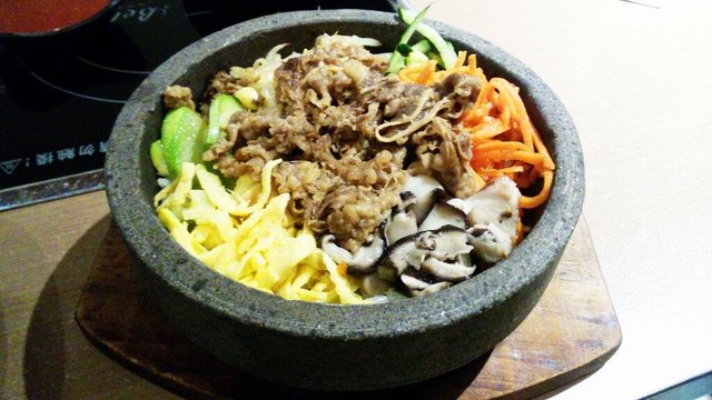 石锅拌饭是他家招牌，   不用说的肯定要来一份，   味道不错的，   酱汁很浓郁，   一人份有点不够吃，   端上来的时候石锅吱吱作响。