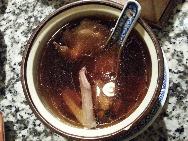 茶树菇煲乳鸽