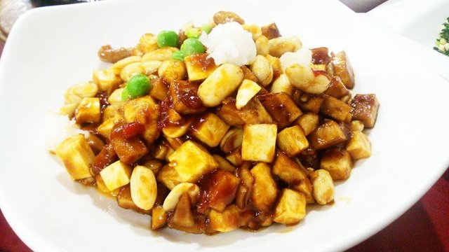 很下饭的一个菜，数了一下是有八样，只不过豆干和花生多而以。我吃了很多花生。