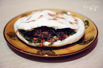粉蒸肥肠夹饼