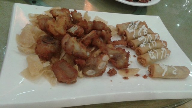 蒜香排骨拼春卷