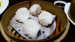 虾饺也是值得推荐的， 皮薄馅大， 虾仁很Q弹~