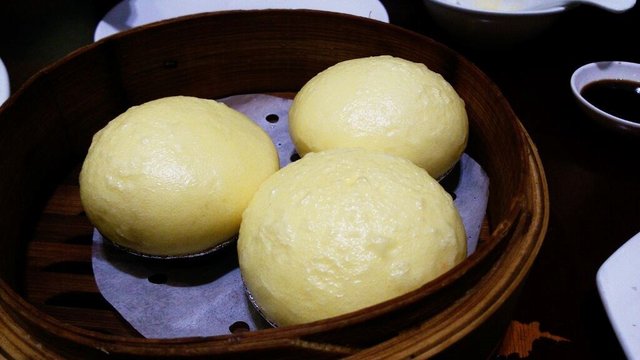 流沙包我重点推荐阿， 外皮很软， 淡淡的奶香味， 内馅很给力， 一定要趁热吃， 就是喜欢烫嘴的感觉。