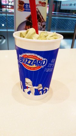 还是选择暴风雪抹茶奥利奥， 依旧大杯， 抹茶味很浓， 搭配上碎碎的奥利奥， 棒极了~
