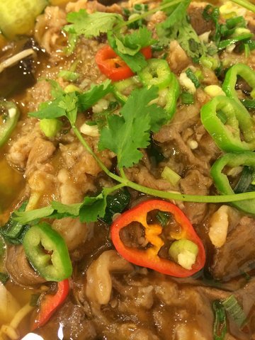 酸汤金菇煮肥牛