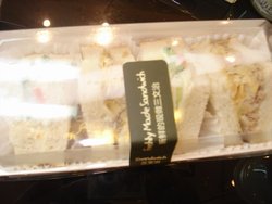 吞拿鱼三明治