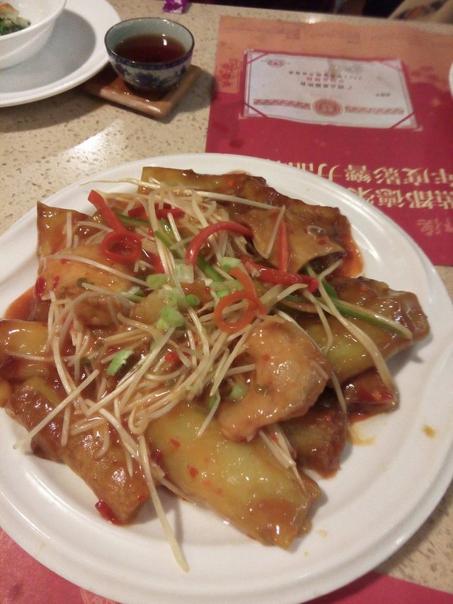 泰式颈肉炒肠粉